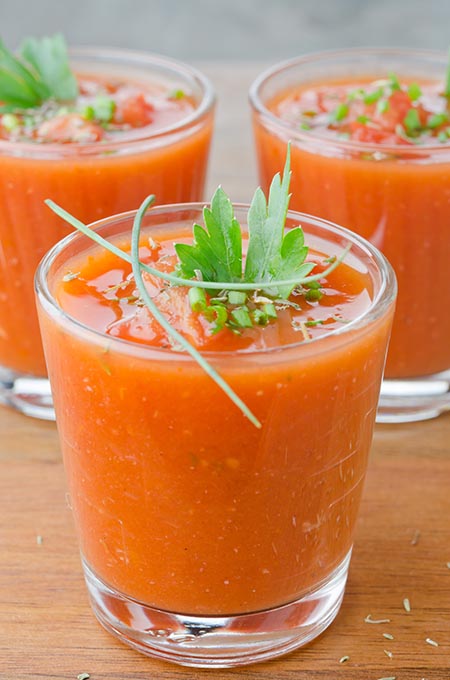 sopa de tomate fría en un vaso de precipitados de vidrio